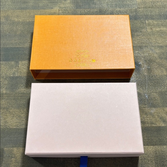 Louis Vuitton Box & Ribbon - Picture 4 of 11